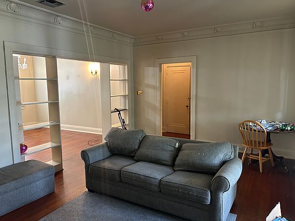 4th image of 7422 Hampson St #7422