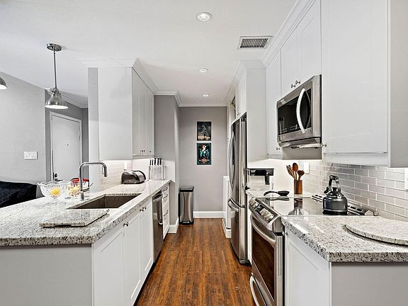 2nd image of 1818 Augusta Dr APT 6