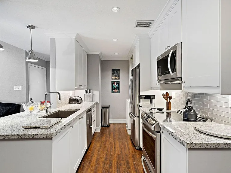 1818 Augusta Dr #6 — Photo 2