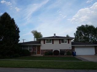 925 Cottonwood Ln, Bartlett, IL 60103