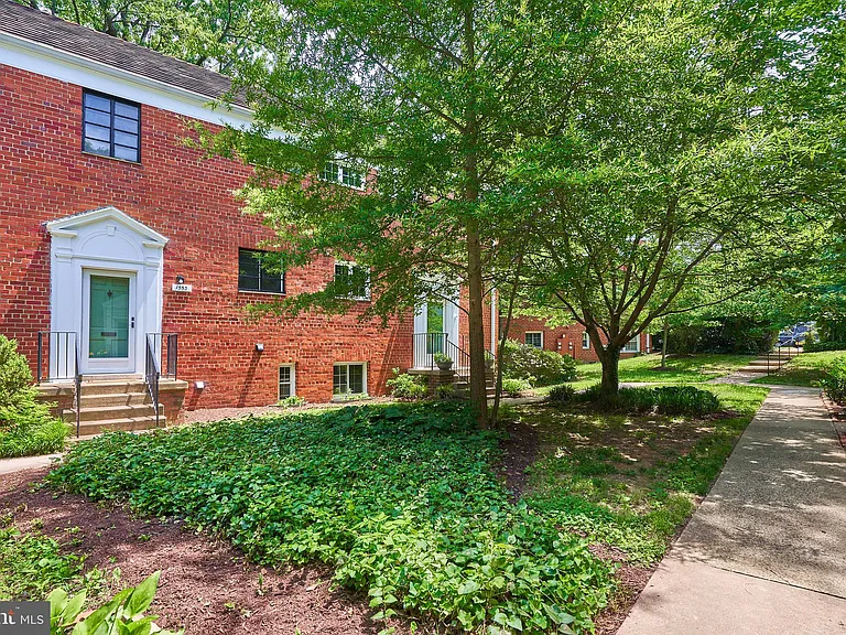 1553 Mount Eagle Pl — Photo 3