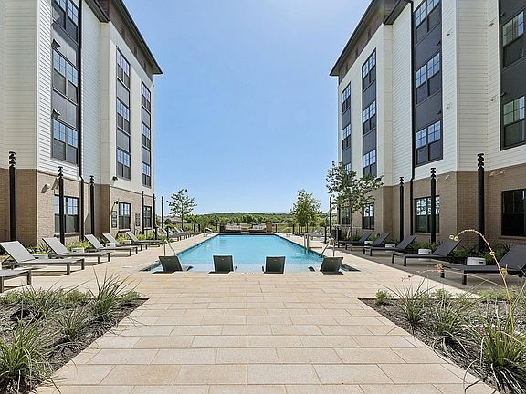 Luxurious Apartment with Sparkling pool