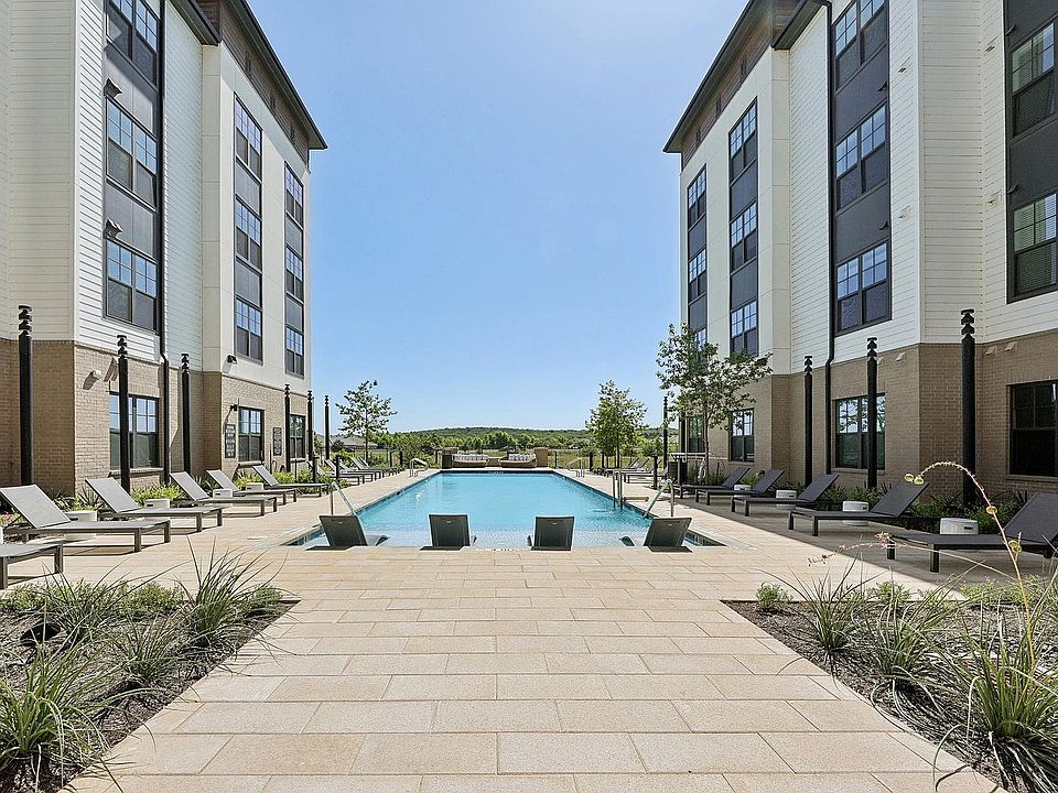 Luxurious Apartment with Sparkling pool