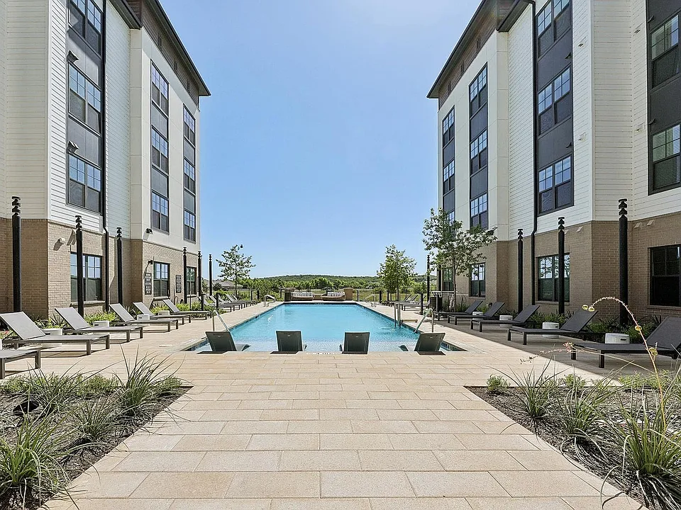 Luxurious Apartment with Sparkling pool