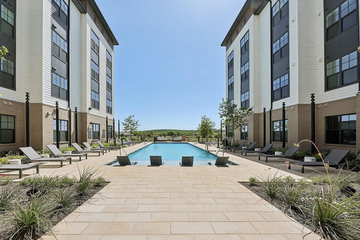 Luxurious Apartment with Sparkling pool