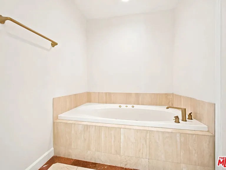 10724 Wilshire Blvd #1104 — Photo 23