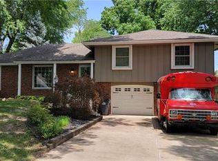 1005 SW Rainbow Ln, Blue Springs, MO 64015