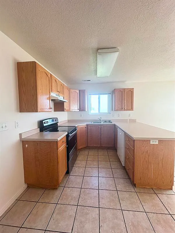 3 bed, 1.5 bath, 1400 sqft, $1,200 — Photo 3