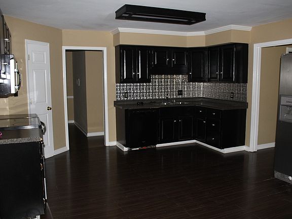 4th image of 1909 Steeplechase Ct #B