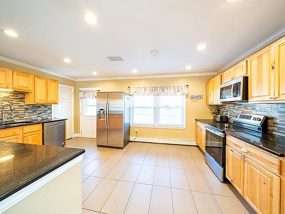 4th image of 75 Hall Road