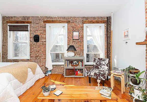 2nd image of 524 Putnam Ave APT 2R