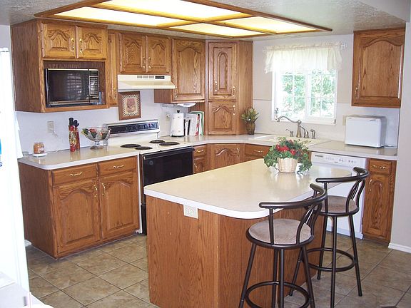 Kitchen w/island