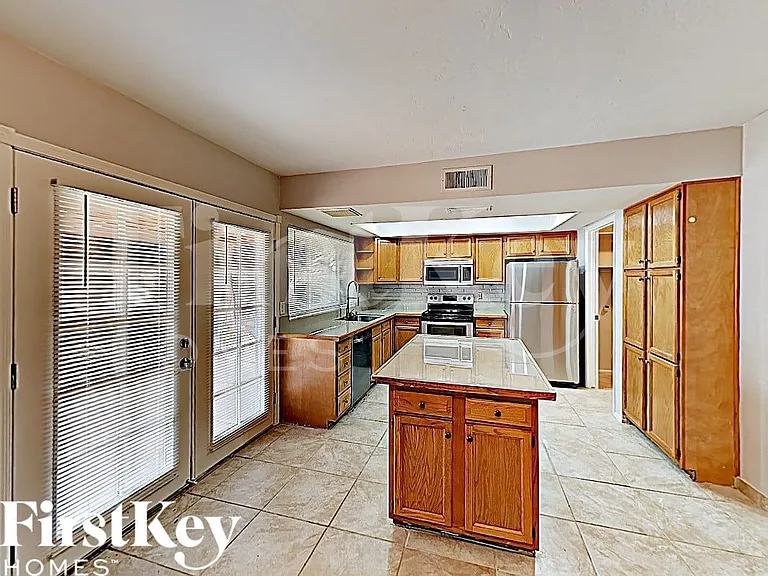 1007 W Utopia Rd — Photo 3