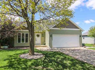 909 Sunset Dr, Cottage Grove, WI 53527