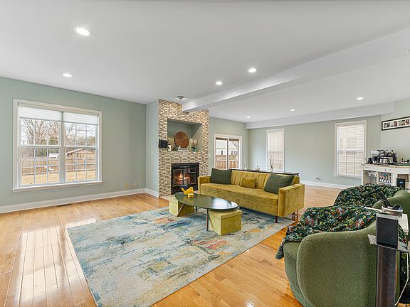 5th image of 985 Ridge Rd