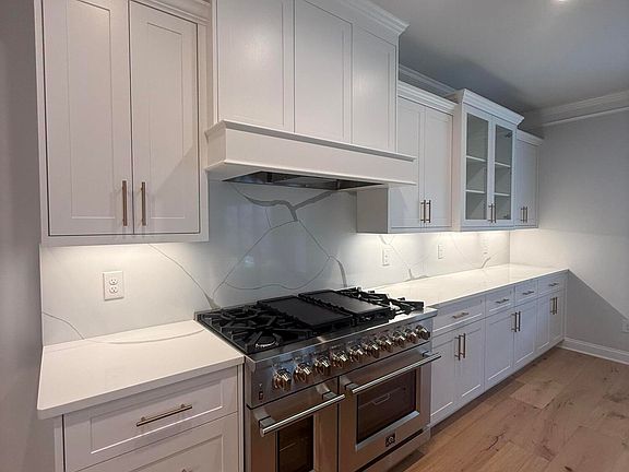 5th image of 439 Woodlawn Street