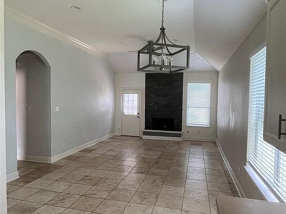 4th image of 2402 Raintree Village Dr