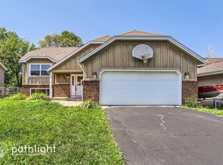 1906 Helena Rd N, Oakdale, MN 55128