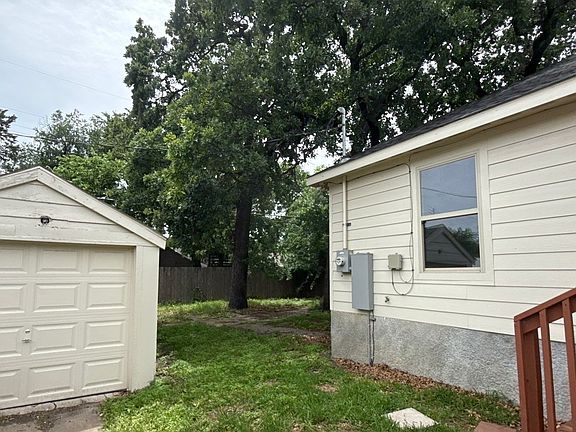 5th image of 1214 E Waco Ave