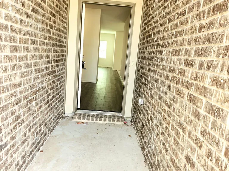 724 Crestridge Dr — Photo 2