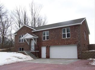 W9041 Hilltop Rd, Portage, WI 53901