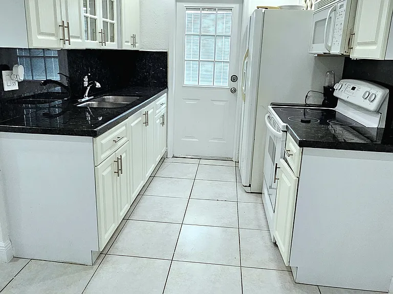 2933 SW 24th St #2933 — Photo 3