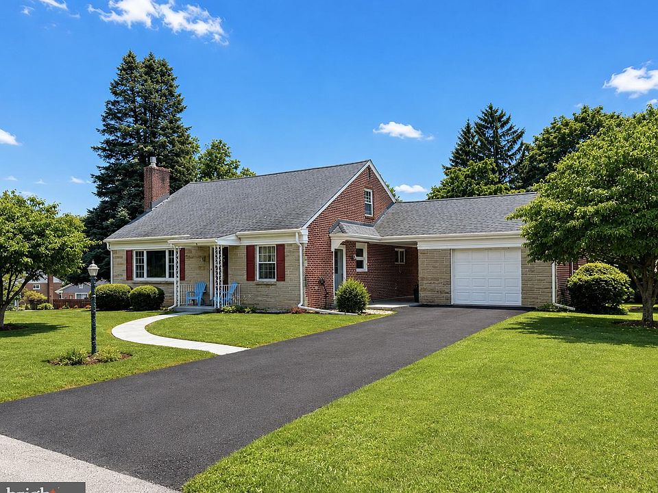 1st image of 4 Edgehill Dr