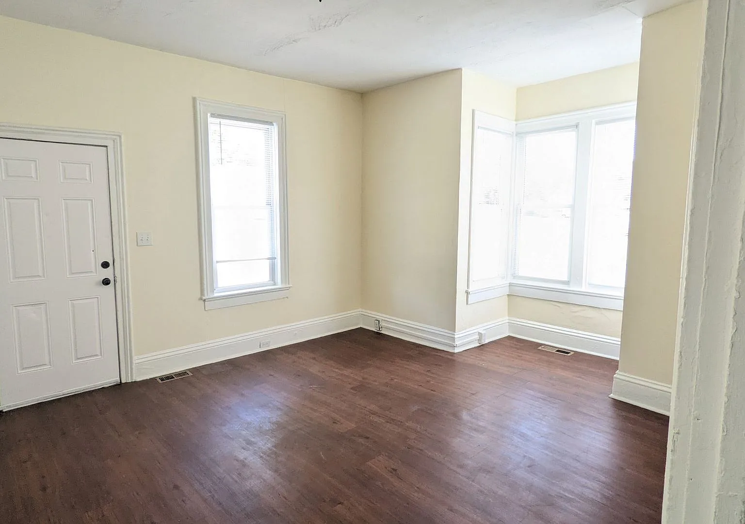 523 W Grand Ave. — Photo 2