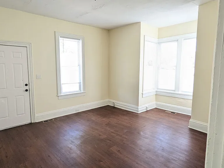 523 W Grand Ave — Photo 2