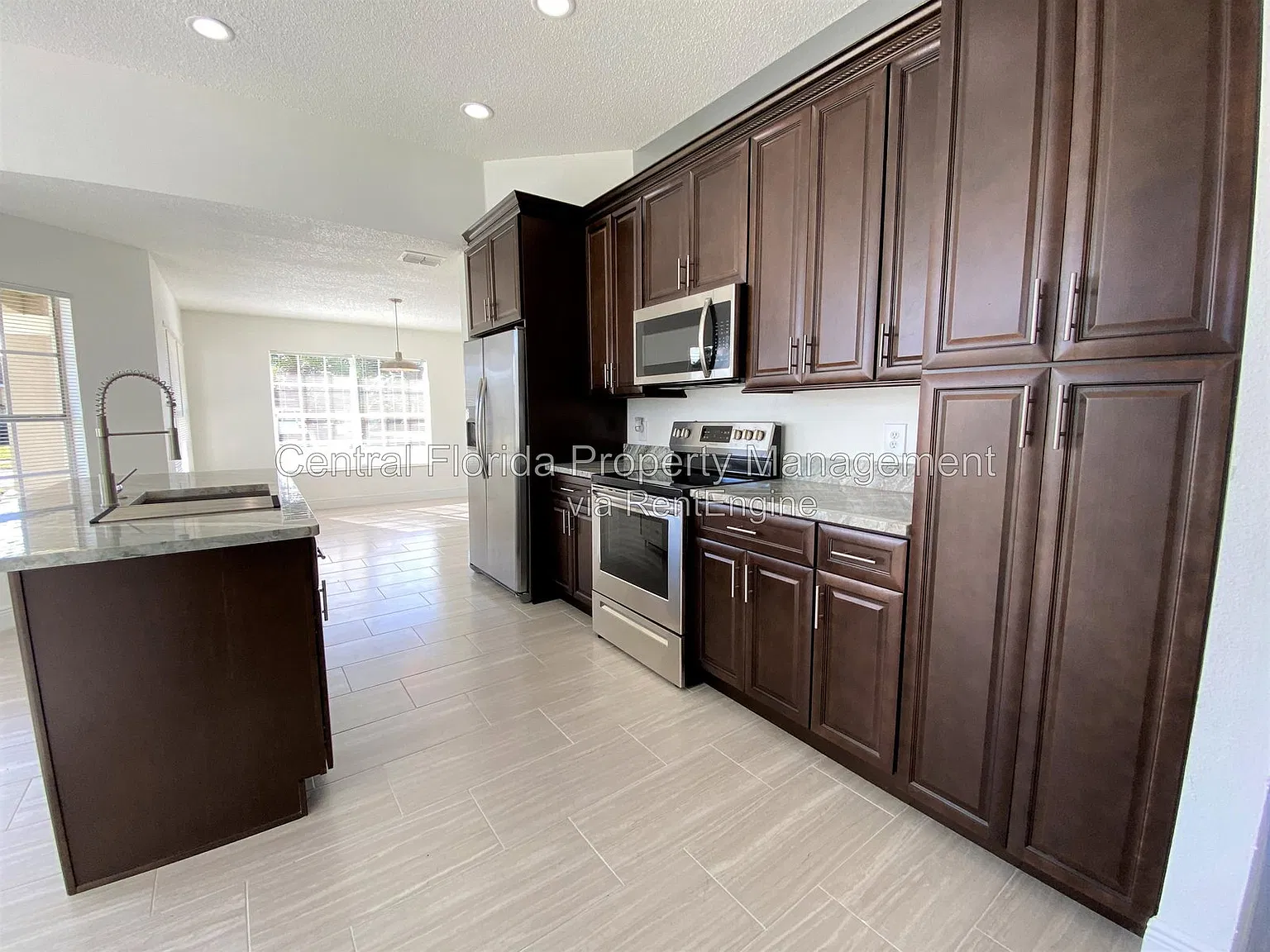 3 bed, 2.5 bath, 1870 sqft, $2,249 — Photo 2