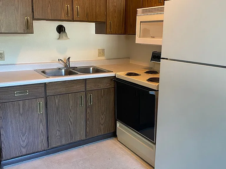 College Park Apartments — Photo 13