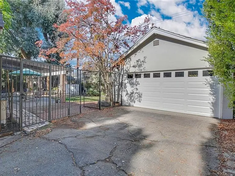 Detached 2 car garage