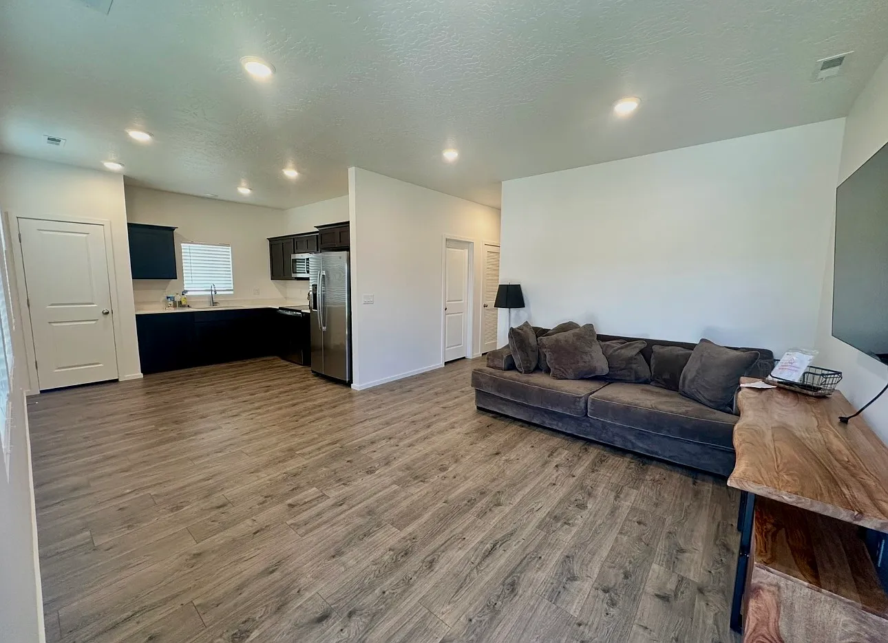 3 bed, 1095 sqft, $2,200 — Photo 2