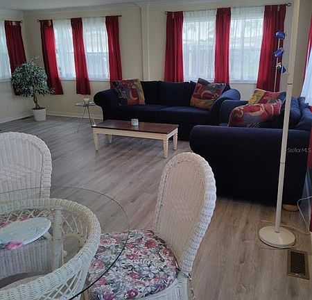 4th image of 501 49th Avenue Dr E
