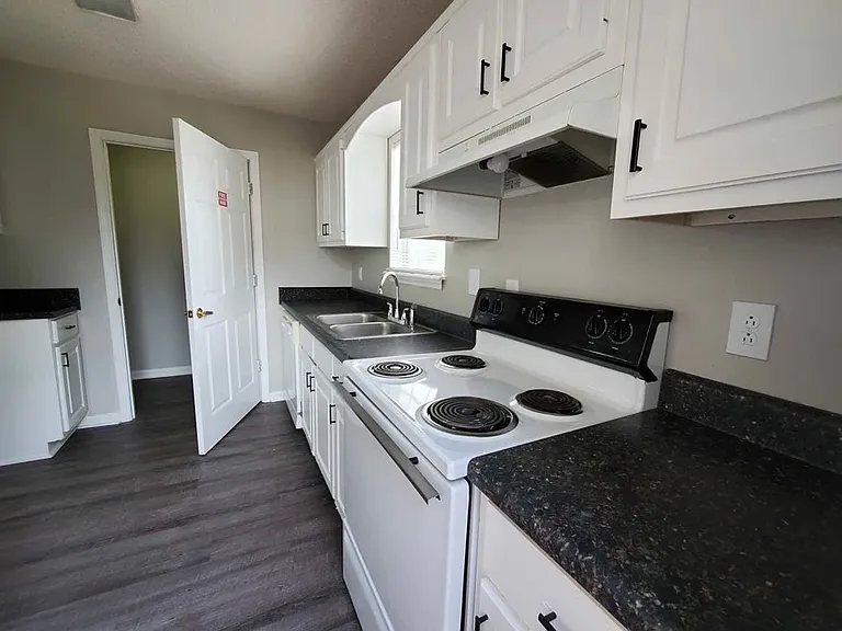 Holly Cove Apartments — Photo 32