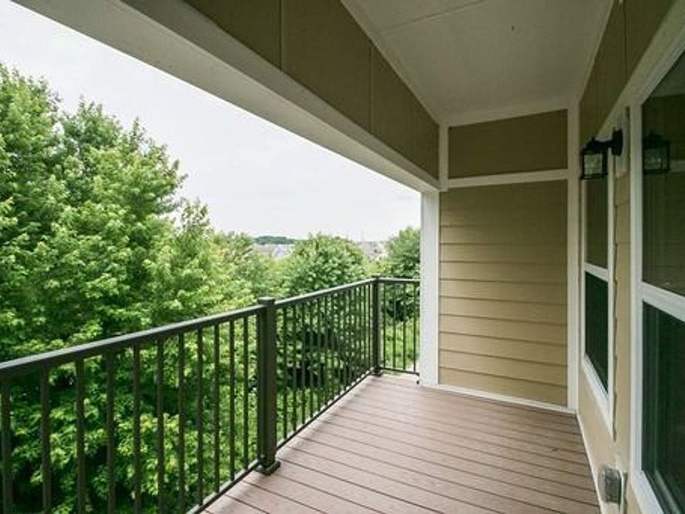 2nd image of 405 Ashley Ct Unit 302