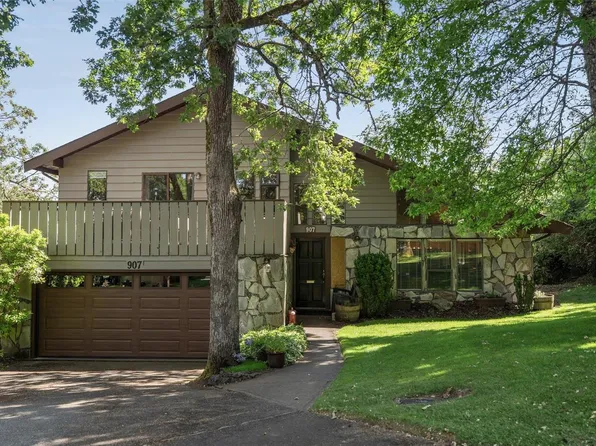 907 Woodhall Dr, Saanich, BC V8X 3L7