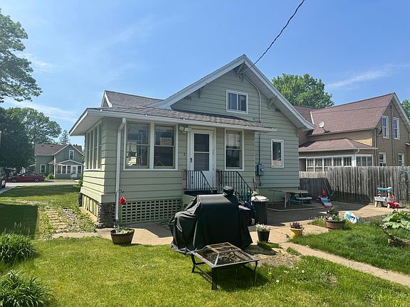 3rd image of 412 4th St NE