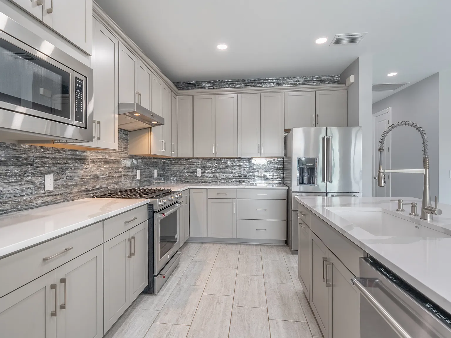 3 bed, 1989 sqft, $4,500 — Photo 3
