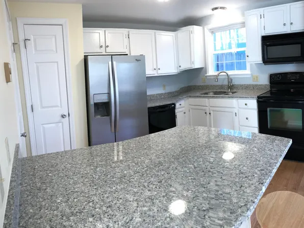 77 Baldwin Dr, Bangor, ME 04401