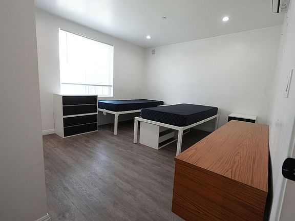 5th image of 668 W 28th St #Efe1169d9