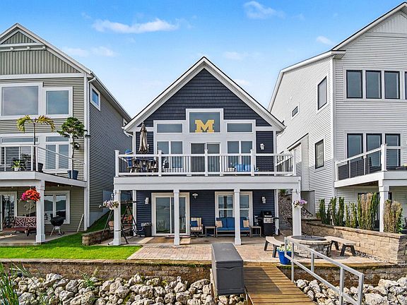 3rd image of 303 Terrace Point Cir