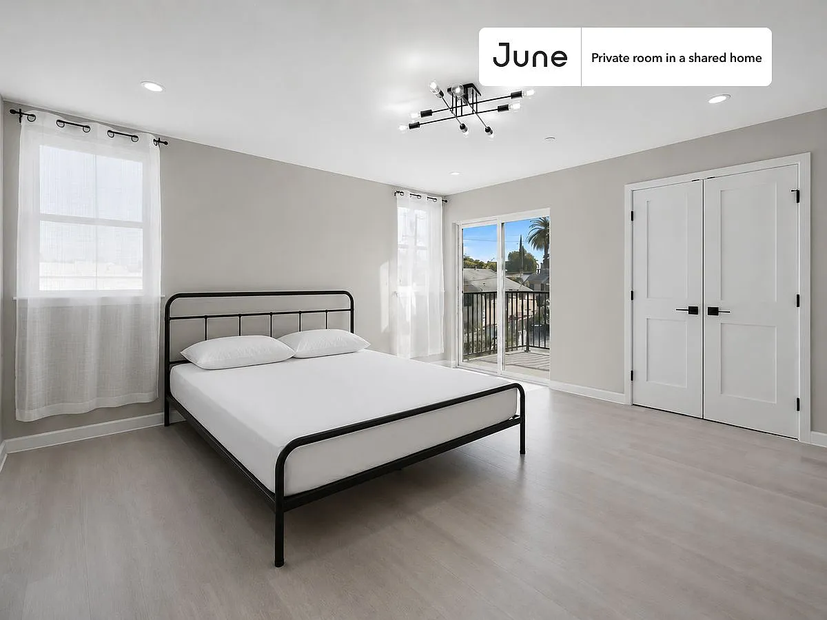 Queen bedroom in 5 bed/5 bath home in Boyle Heights #1829 D — Photo 1