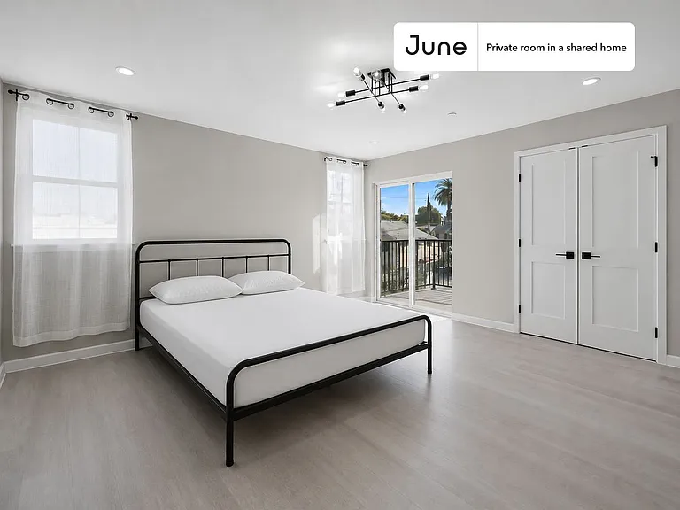 327 N Chicago #D — Photo 1