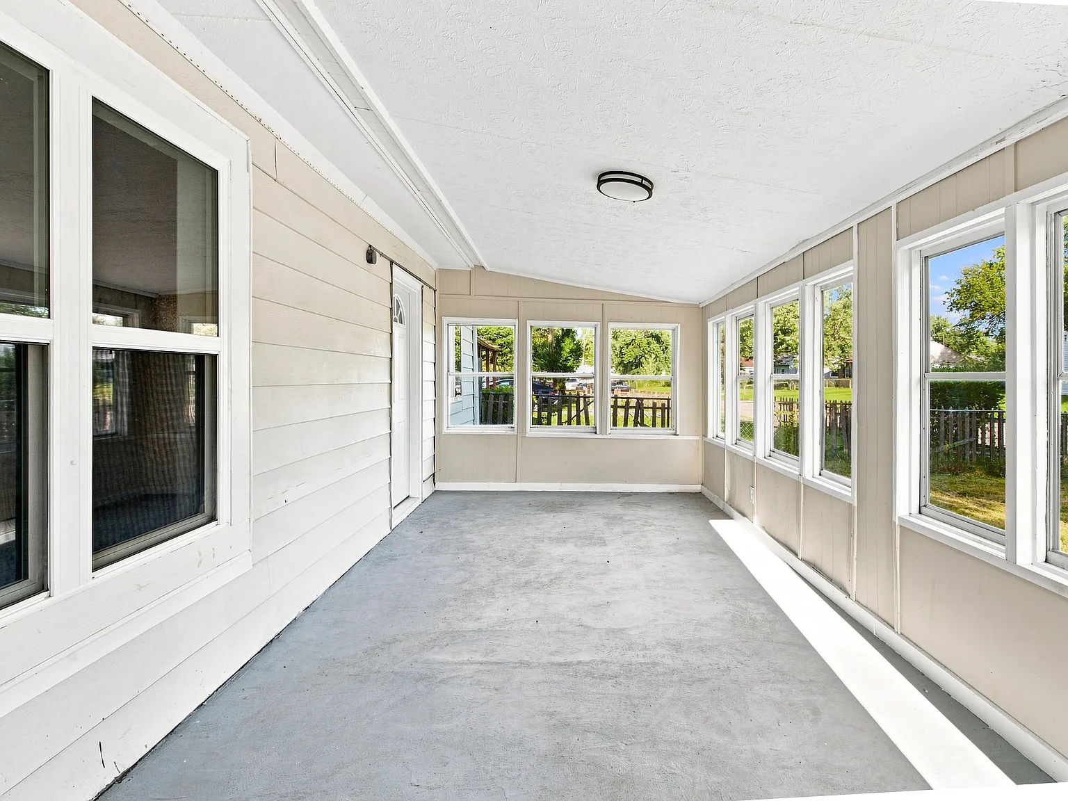 3 bed, 1176 sqft, $1,300 — Photo 2
