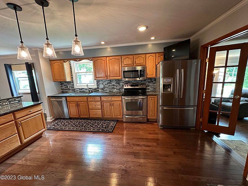 4th image of 98 Longmeadow Drive