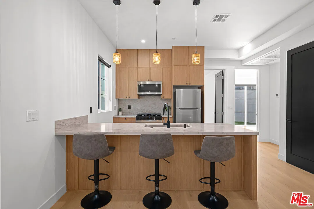 2 bed, 2.0 bath, 1000 sqft, $3,595 — Photo 3
