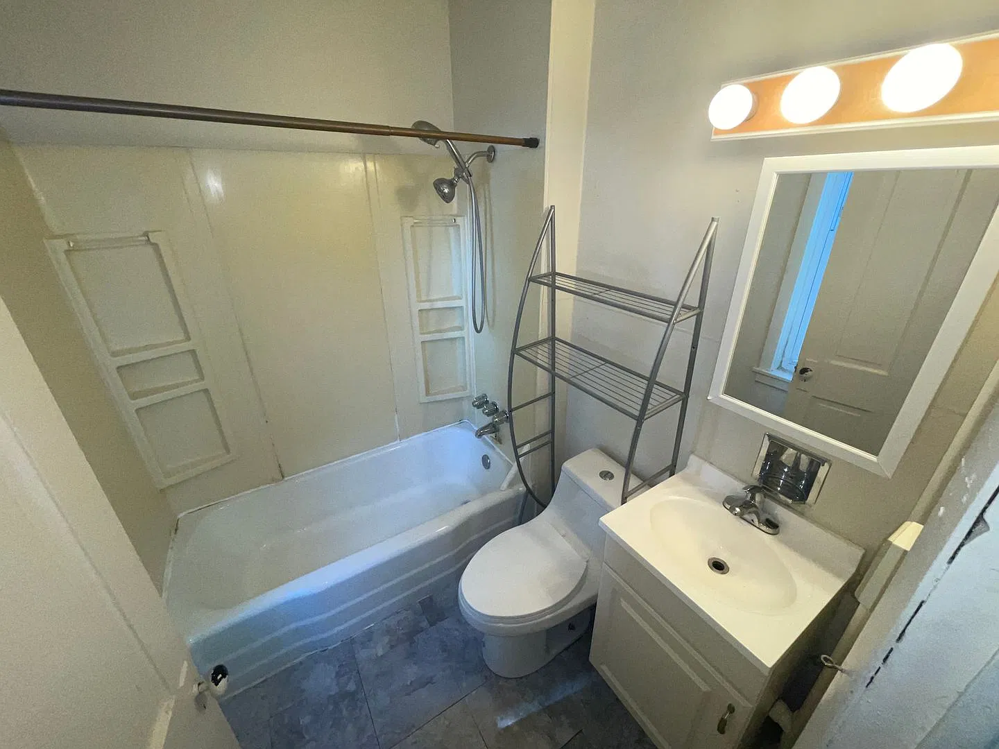 2 Bedroom Home in Bloomfield - Convenient Location - Available NOW — Photo 4