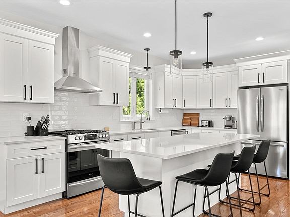 3rd image of 1814 Central St