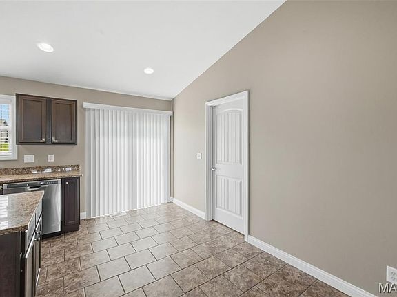 5th image of 471 Honeysuckle Creek Dr